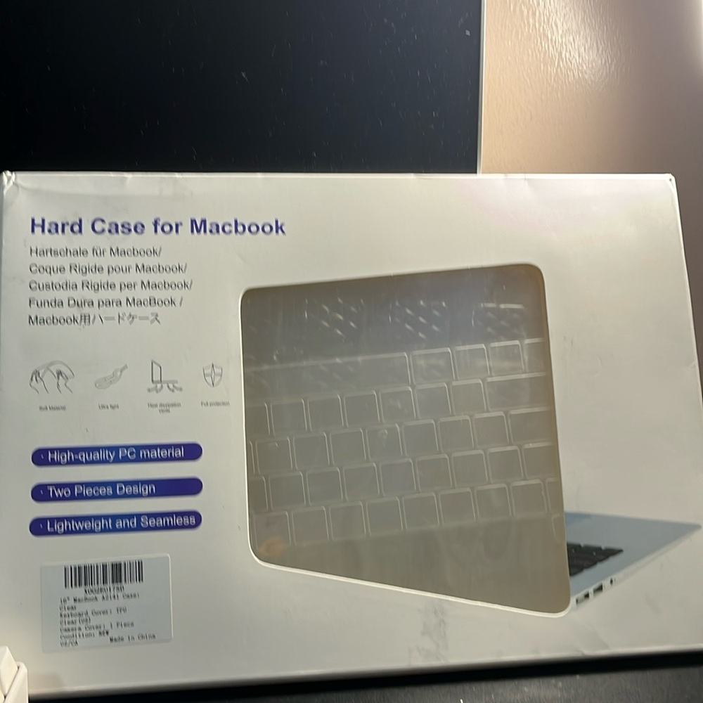 BRAND NEW HARD CASE FOR MACBOOK (Brings keyboard)